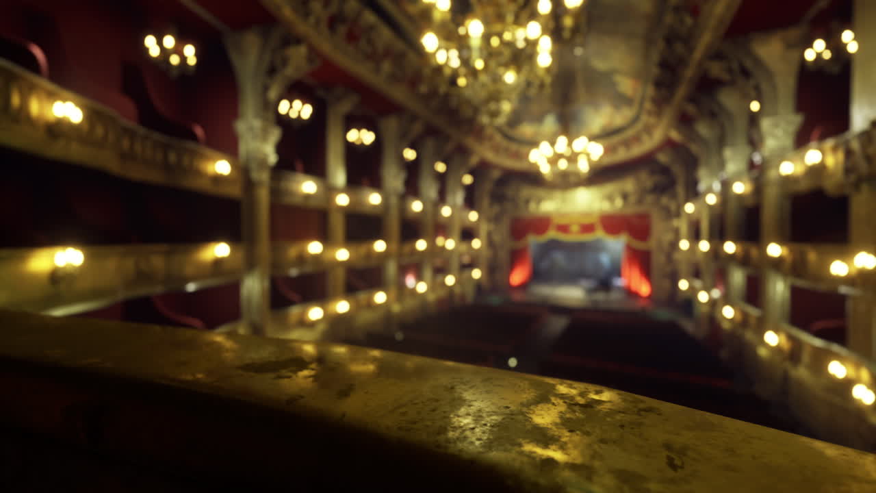 En el interior de un teatro de ópera histórico