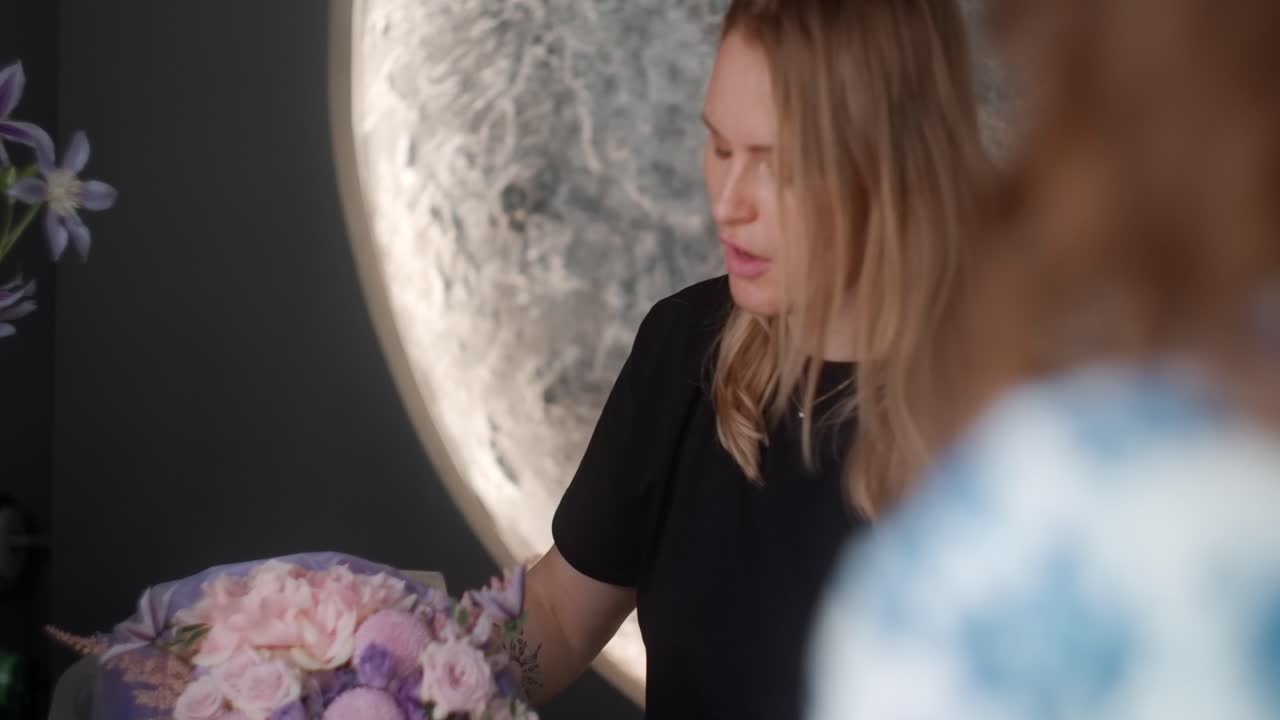 꽃 가게 가 꽃줄 을 준비 하고 있다