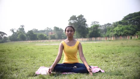 Adolescente-India-Asiática-Haciendo-Meditación-Y-Pranayama-De-Yoga-Indio-Al-Amanecer-De-La-Mañana