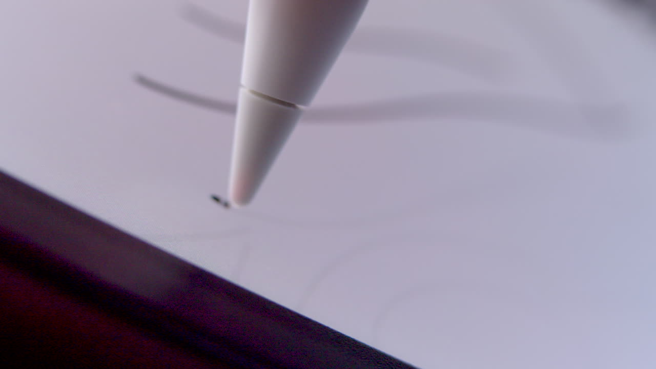 매크로는 ipad 태블릿 화면에 애플 연필 드로잉을 닫습니다.