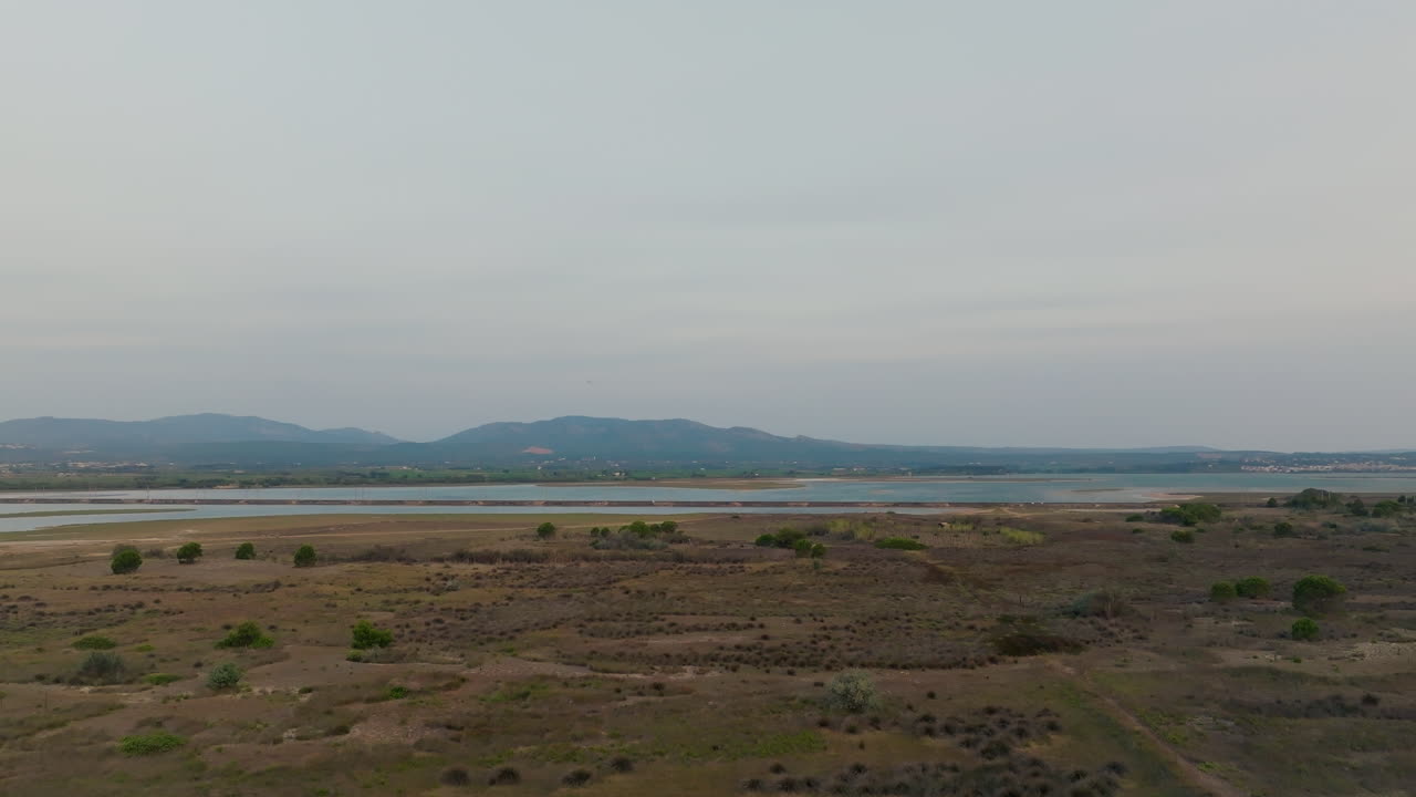 progresión aérea serena a orillas del lago