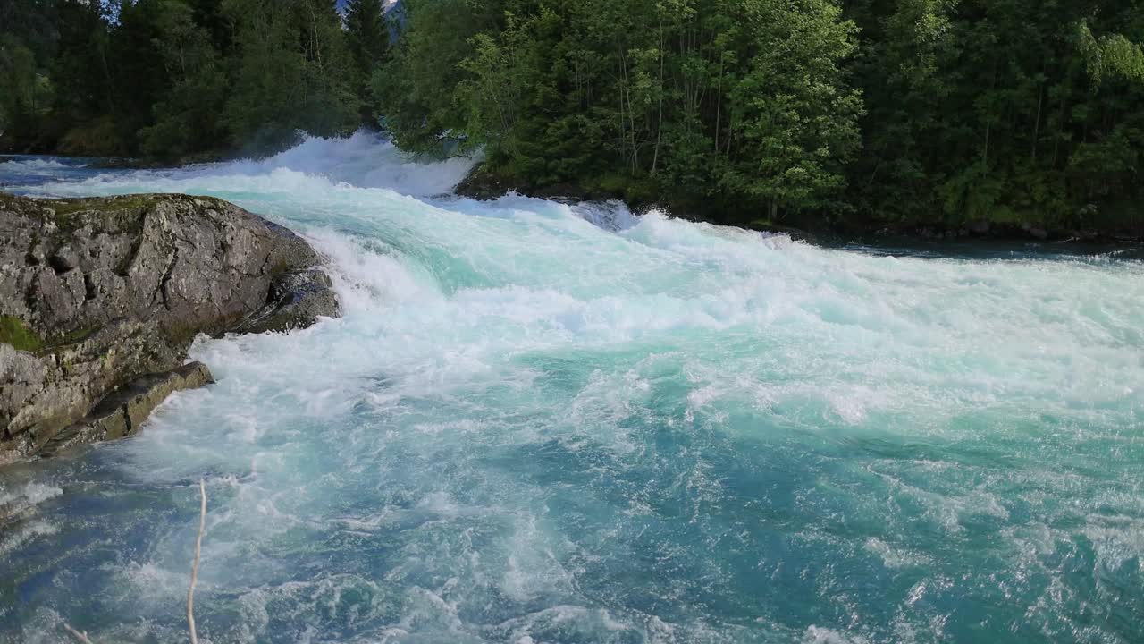 Dağ nehri, Norveç'in güzel doğal manzarası. Lovatnet gölü (aynı zamanda Loenvatnet), Norveç'in Vestland eyaletindeki Stryn belediyesinde bulunan bir göldür.