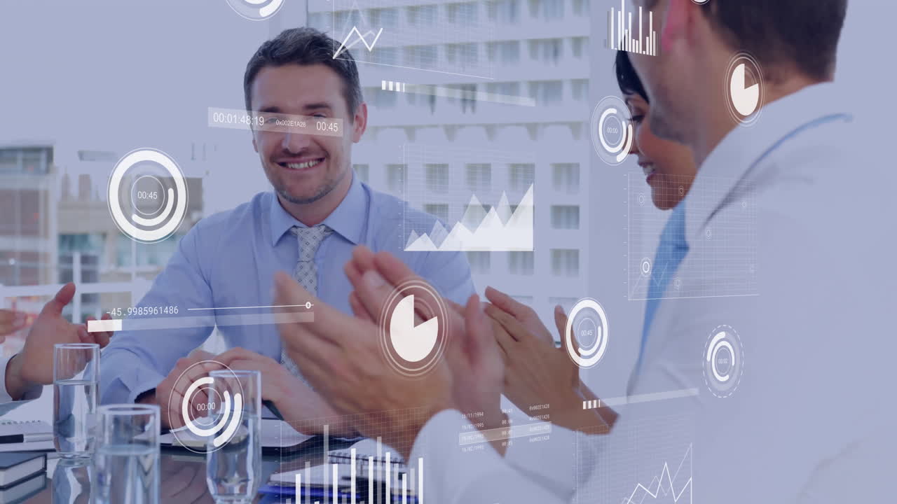 animación del procesamiento de datos financieros sobre diversas personas de negocios aplaudiendo en la reunión