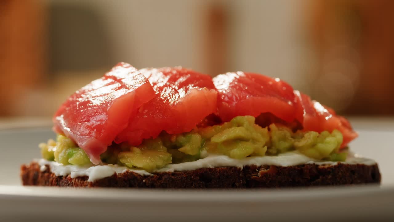 tostadas de salmón y aguacate