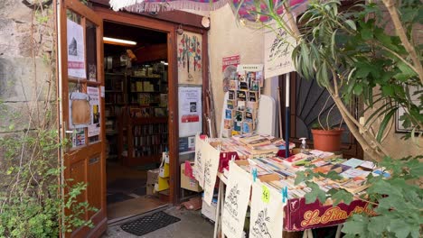 libros expuestos en la entrada de una librería ubicada en una vieja casa en el sur de francia