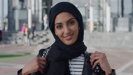 Retrato-Hermosa-Joven-Musulmana-Estudiante-Sonriendo-Disfrutando-De-Un-Exitoso-Estilo-De-Vida-De-Educación-Universitaria-En-La-Ciudad-Usando-Hijab
