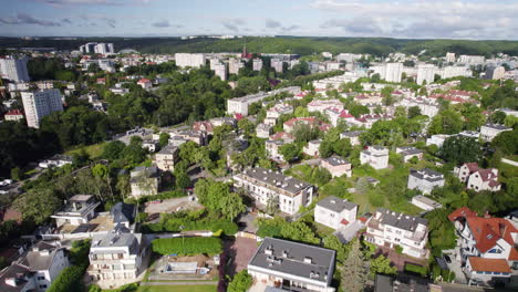 Vista-Aérea-Del-Distrito-De-Boulevard-De-Gdynia-Con-Casas-De-Lujo-Y-Barrio