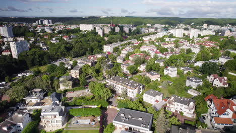 vista aérea del distrito de boulevard de gdynia con casas de lujo y barrio