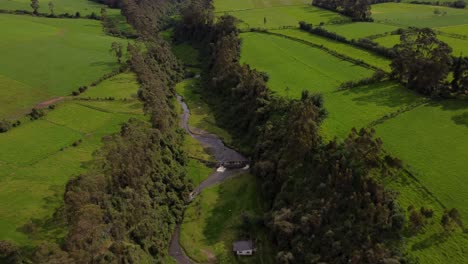 Toma-Aérea-Rápida-Siguiendo-El-Cauce-Del-Río-San-Pedro,-Machachi,-Ecuador