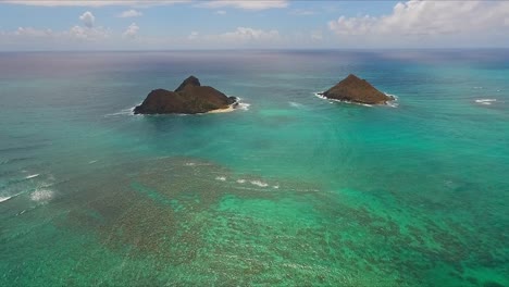 vista aérea do santuário de aves marinhas das ilhotas de mokulua em um dia ensolarado e calmo