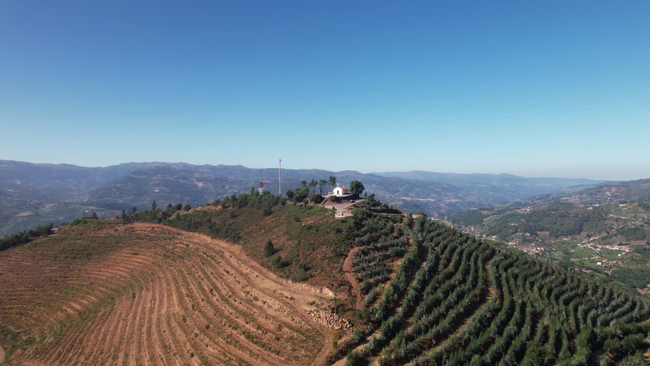 capilla en la cima de una montaña en portugal vista aérea