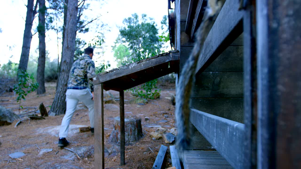 숲에서 동물의 피부에 못을  ⁇ 는 사람 4k