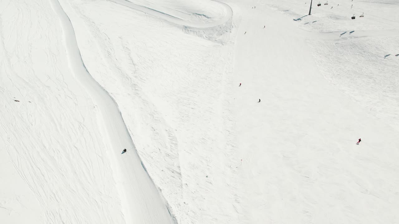 겨울 스포츠에 참여하는 여러 사람의 드론 영상 - 독일 추크슈피체의 고산 슬로프에서 썰매, 스노우보드, 스키