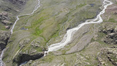 Weitwinkel-Drohnenvideo-Der-Wunderschönen-Berge-In-Norditalien-Mit-Einem-Riesigen-Wasserfall-Und-Fluss