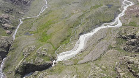 video de drones de gran angular de las hermosas montañas en el norte de italia con una cascada gigante y un río