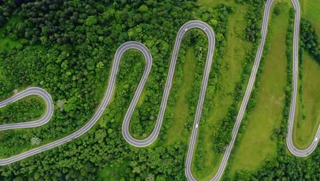 Zig-Zags-Lanes-Bieszczady,-Slonne