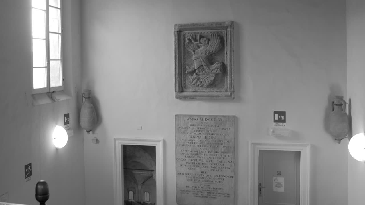 이탈리아 북부의 체세나에 있는 흑백으로 된 유명한 말라테스티아나 도서관의 통로, 천장 및 내부의 아름다운 사진