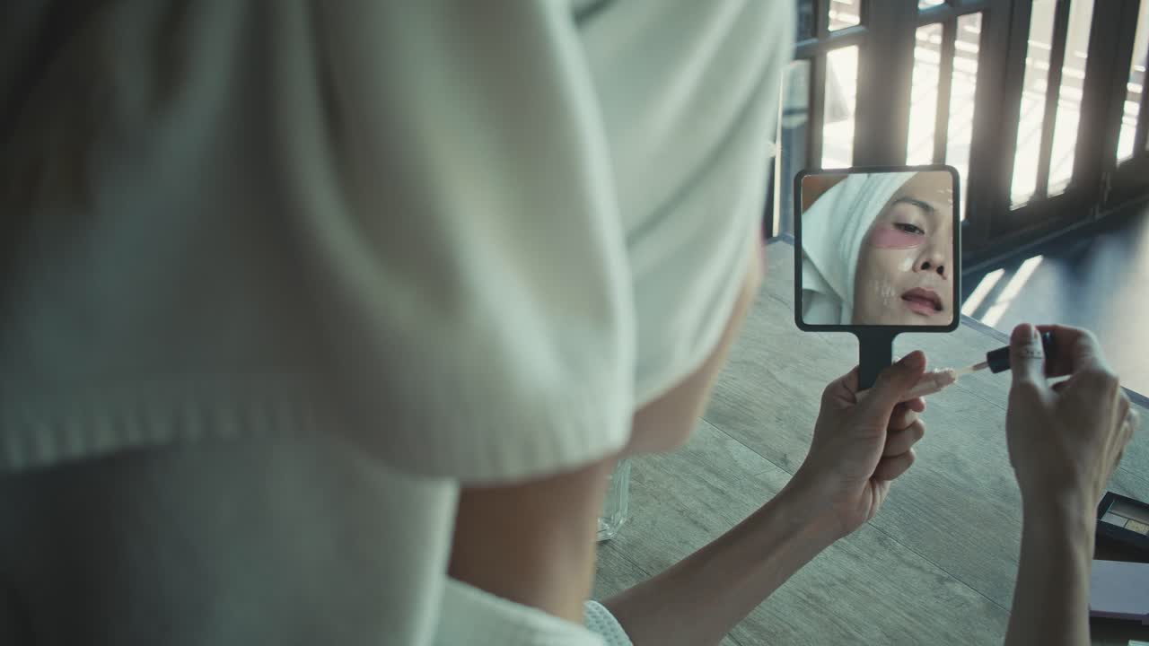 화장을 하는 여자