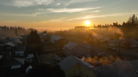 Casas-Con-Humo-Saliendo-De-Ellas-En-Una-Fría-Mañana-De-Invierno