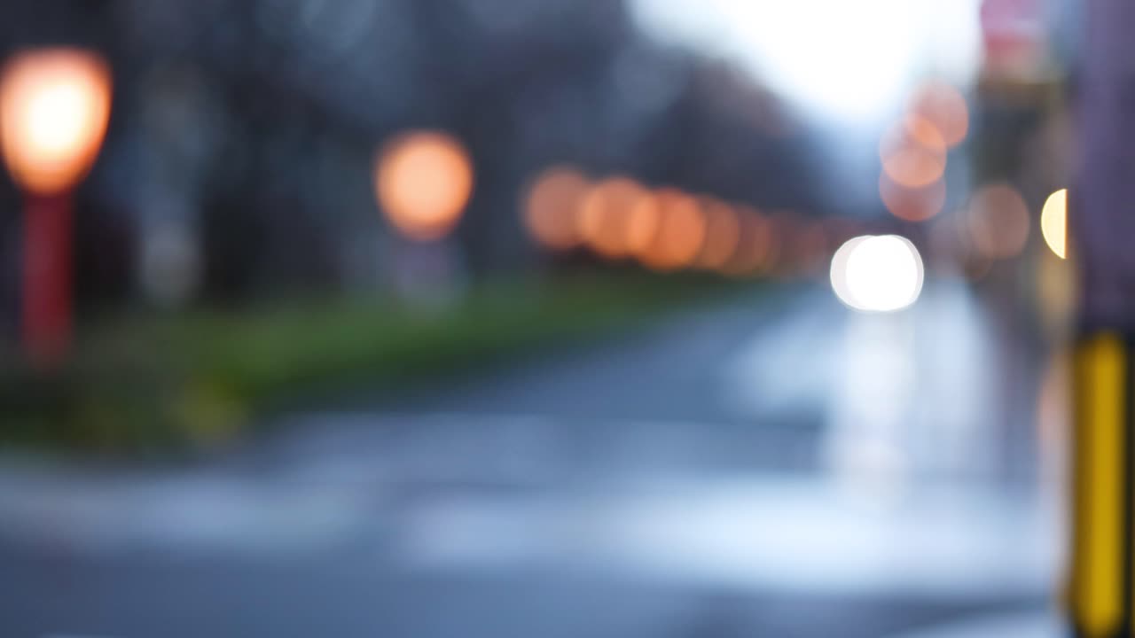 밤에 흐릿한 도시 거리