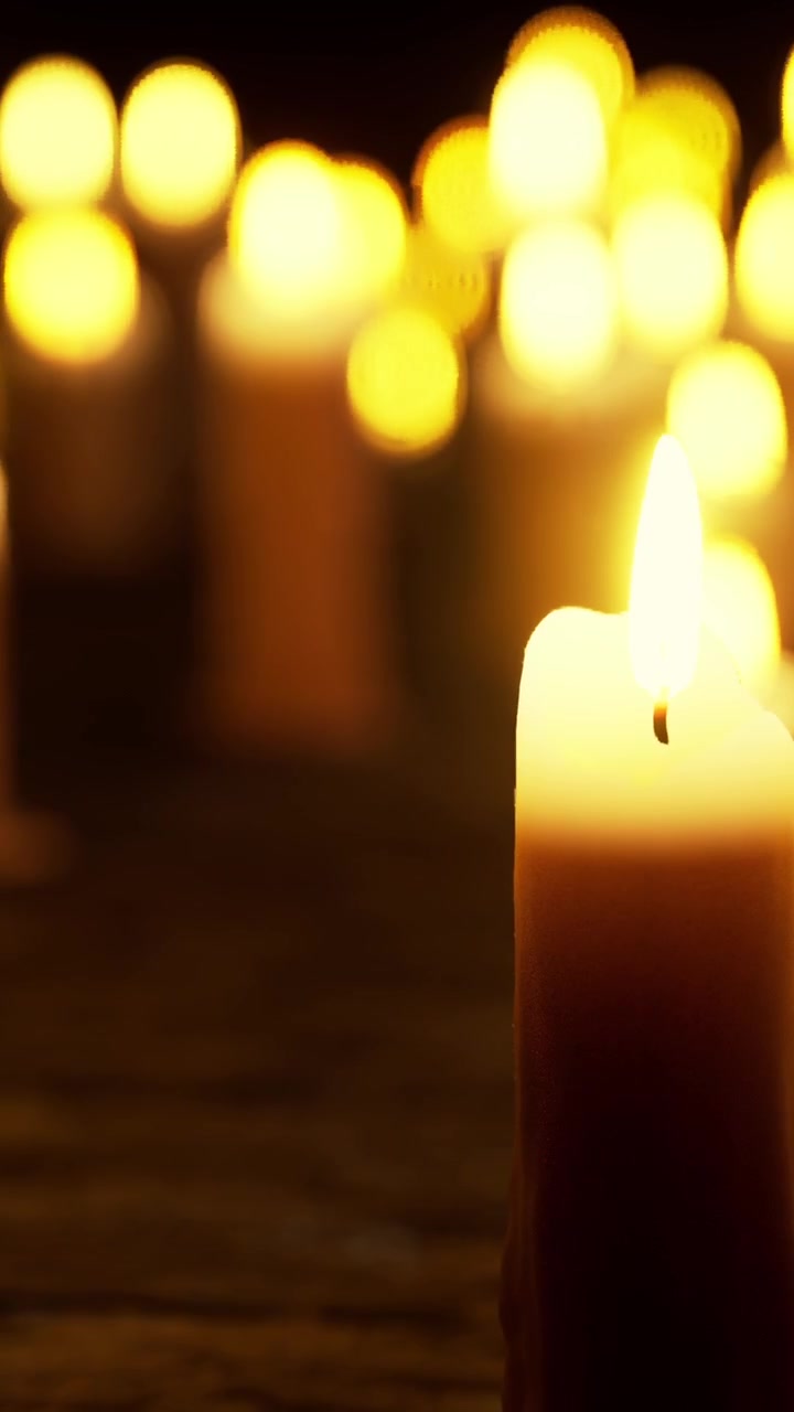 Le candele illuminano una stanza buia con luce calda durante un incontro serale