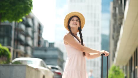 mujer con una maleta en una ciudad