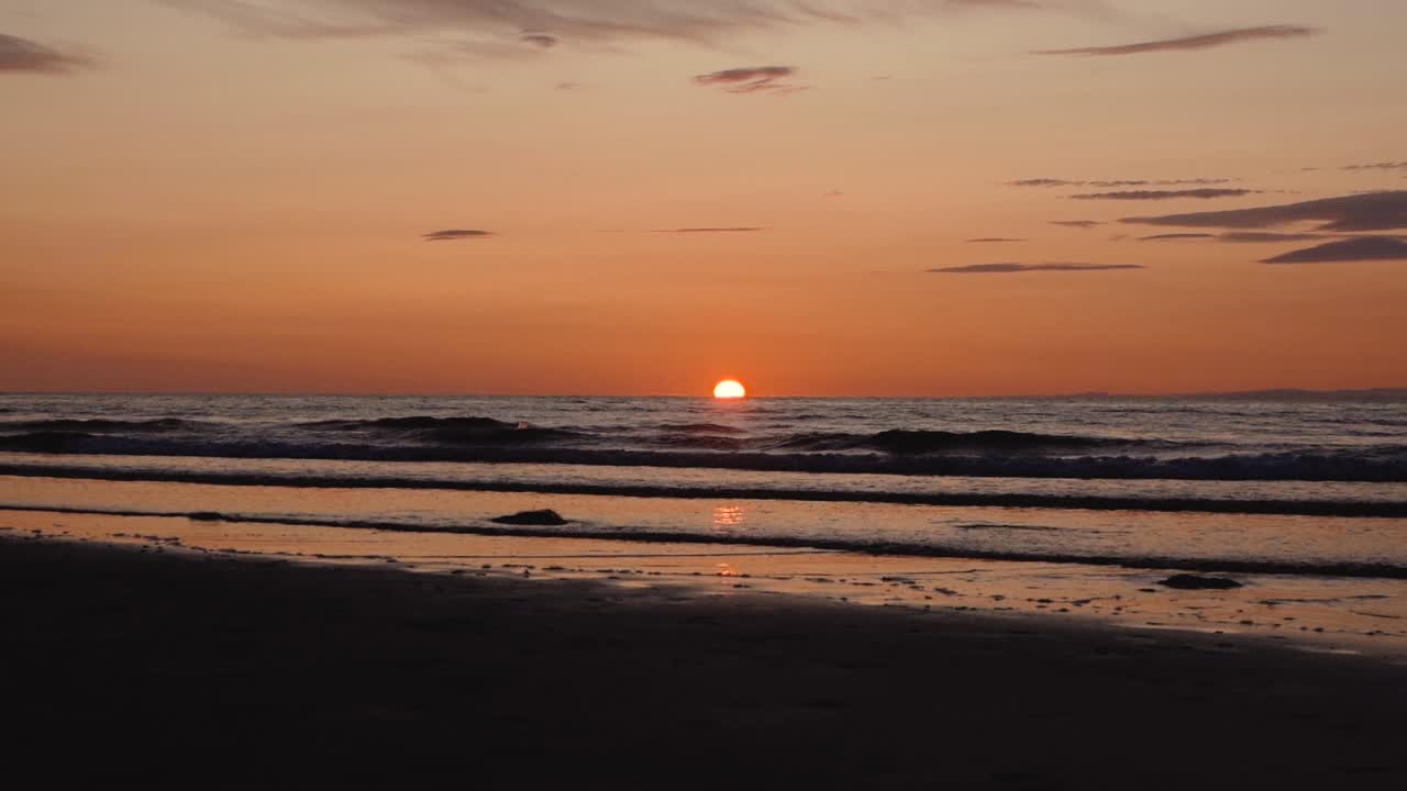 일몰-21에 다시 모래 해변에서 기타와 함께 실행하는 남자