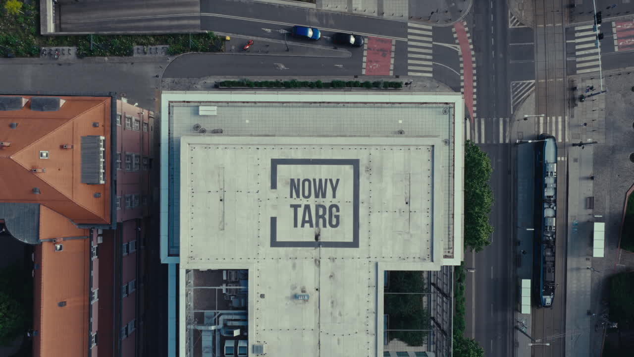 Luftfoto af Nowy Targ-skilt på bygningstag