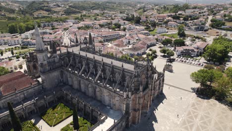 tiro orbital iglesia católica gótica de batalha y patio en portugal
