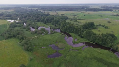 Der-Fluss-Windet-Sich-Zwischen-Grünen-Feldern-Und-Bäumen-2