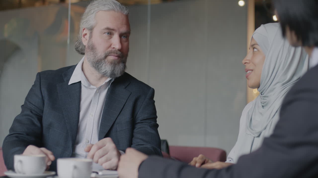 카페 에서 사업 회의