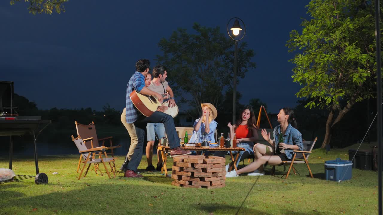 음악 과 술 을 마시며 밤 을 즐기는 친구 들