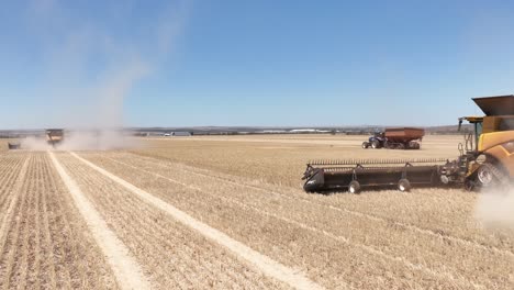 este material captura la sinergia de la tecnología agrícola moderna, mostrando el papel esencial de los frentes de cabecera en el proceso de cosecha de trigo