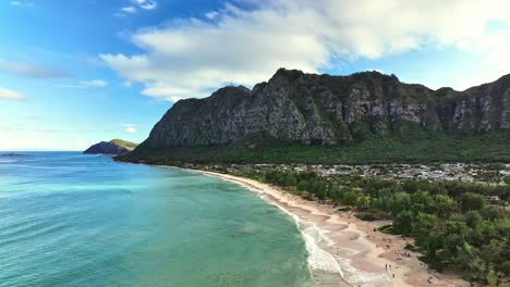 una foto de la montaña de hawaii con el océano pacífico