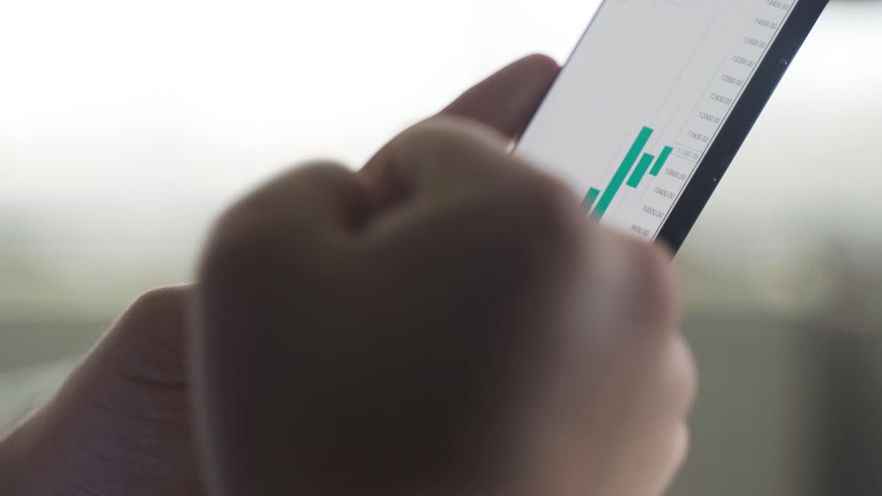 Guardare i grafici di borsa in primo piano e gioire, realizzando un profitto