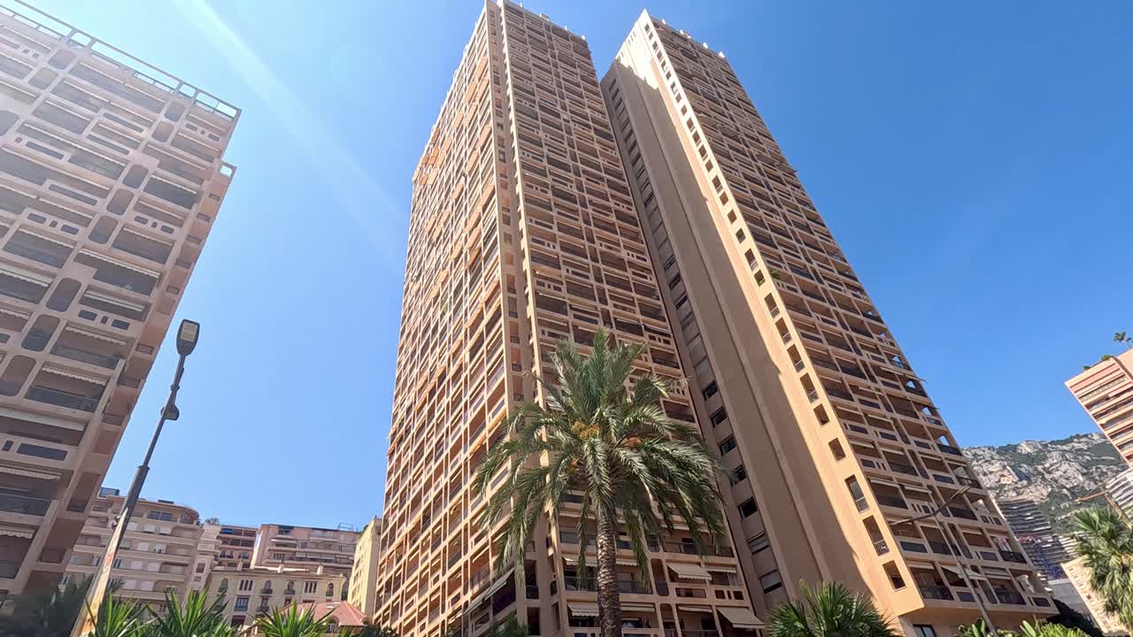 Edifício alto sob céu azul claro