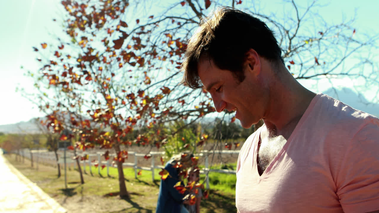 아들이 아버지에게 잎을 보여주는 4k