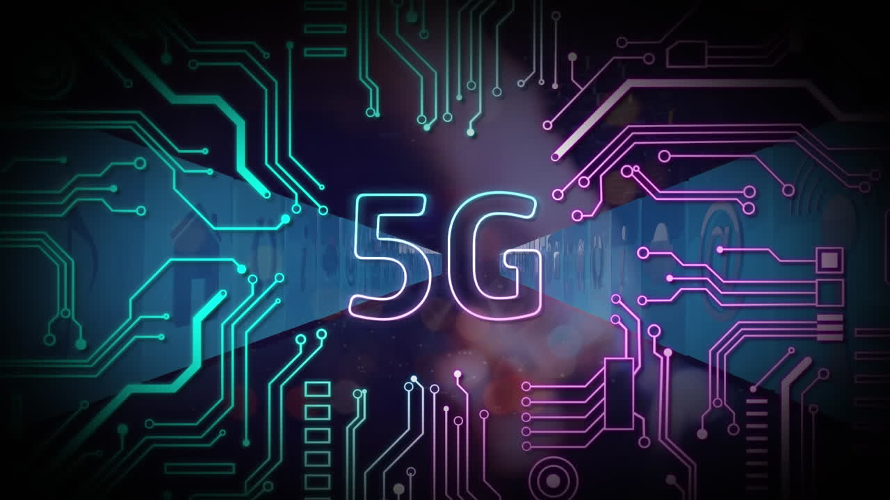 animazione di connessioni di testo e microprocessore 5g su più schermi con elaborazione dei dati.