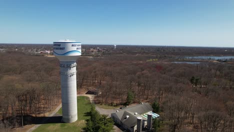 Una-Vista-Aérea-Del-Distrito-De-Agua-De-West-Hempstead-En-Un-Día-Soleado-En-Long-Island,-Nueva-York