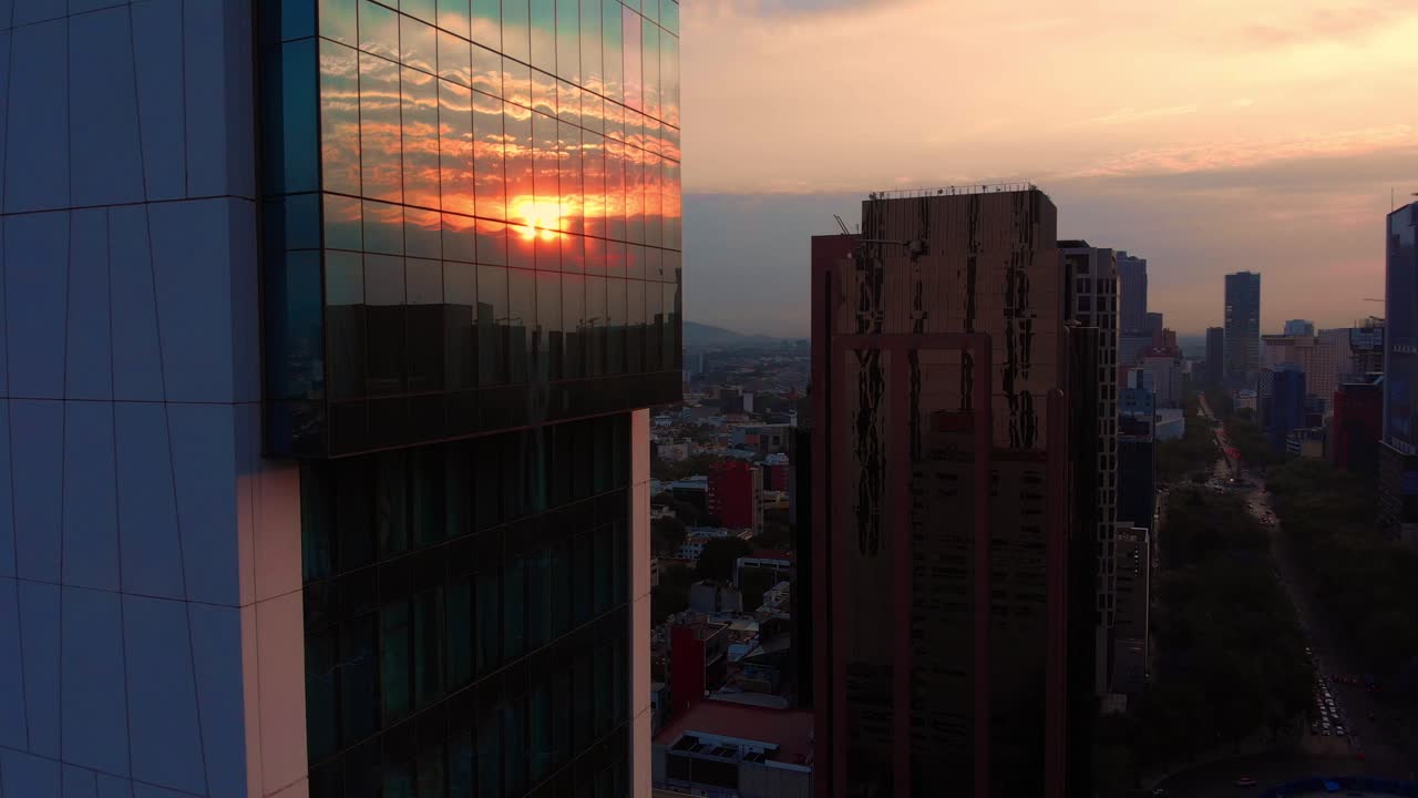 Vista aérea do reflexo do nascer do sol nas janelas de arranha-céus no horizonte da Cidade do México