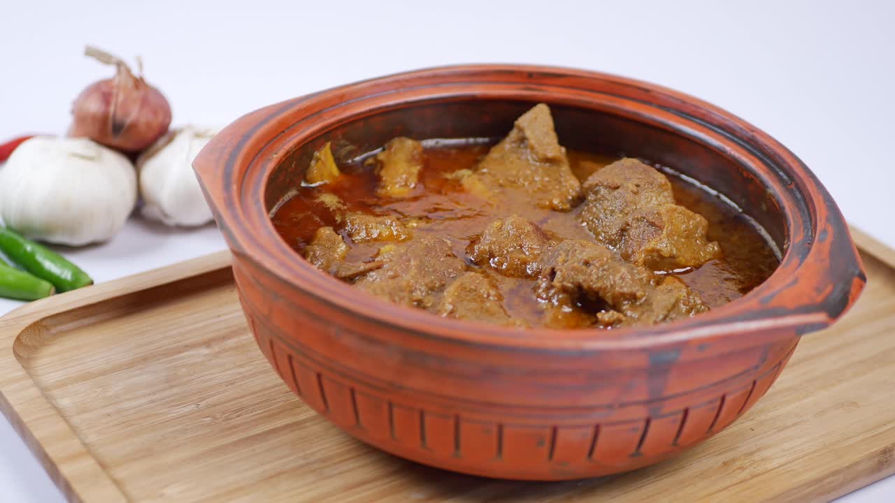 curry de carne de res en una olla de arcilla tradicional