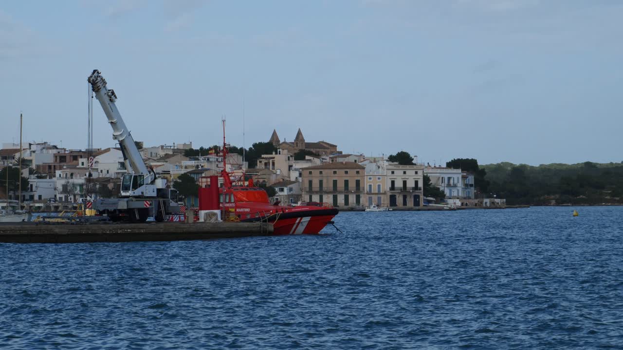Nave di recupero marittimo e gru nel porto di Portocolom, Maiorca, Spagna.