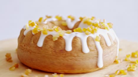 Leckerer-Osterkuchen-Mit-Zuckerguss-Und-Kandierten-Früchten