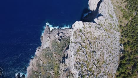 mallorca cap de formentor - mirador es colomer 觀光觀景點用無人機拍攝,從高處拍攝,以 4k 品質