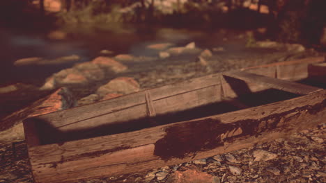 barco de madera en una orilla del río