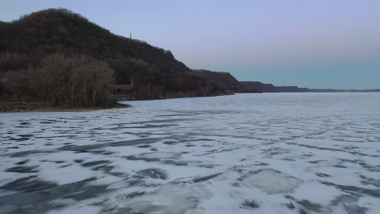 замороженный речный ландшафт на рассвете или в сумерках