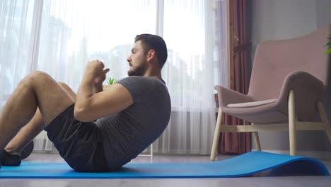 joven haciendo ejercicio y practicando deportes en casa.