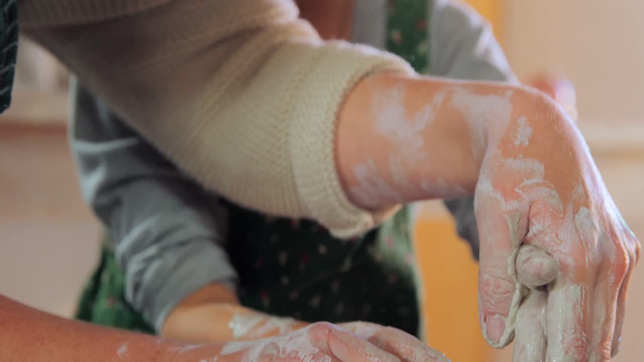 여자 도공 이 소녀 를 돕고 있다