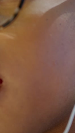 primer plano de una persona que lleva gafas