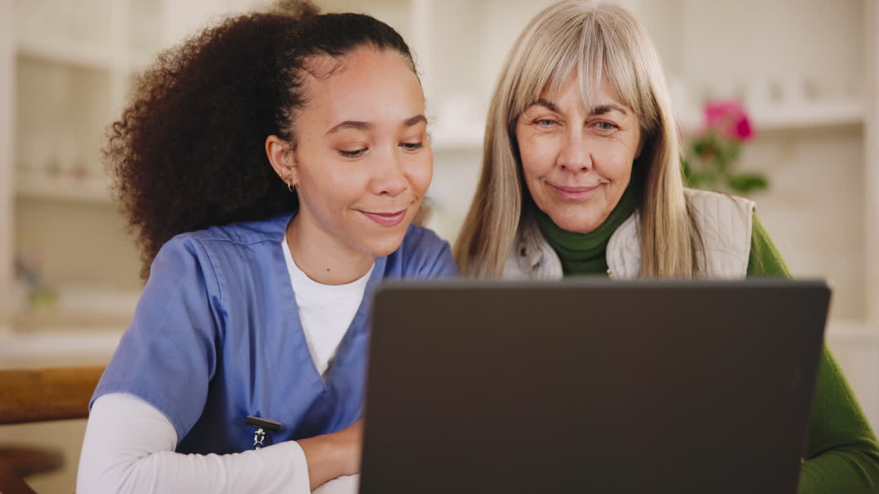 resultados, portátil o cuidador consultando a un anciano